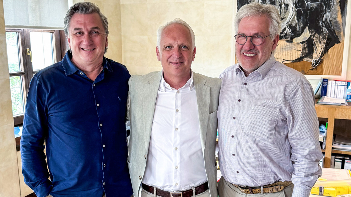 Thomas Feierabend (left), Andreas Altermann and Werner Schmidt at the contract signing